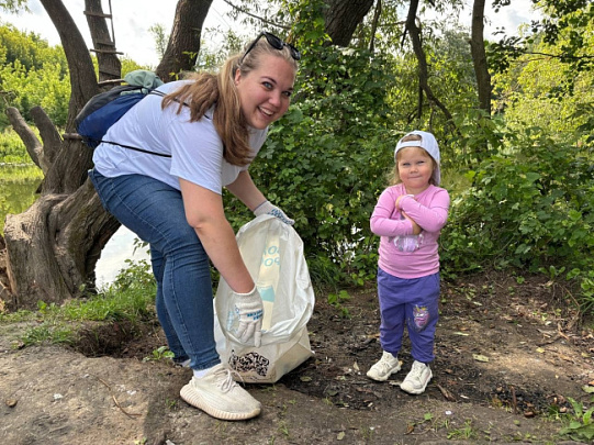Берег реки Коломенки очистили от мусора 