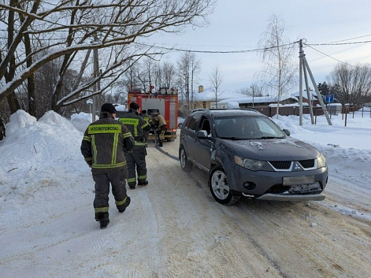 В Коломне спасатели вытащили застрявший в сугробе автомобиль