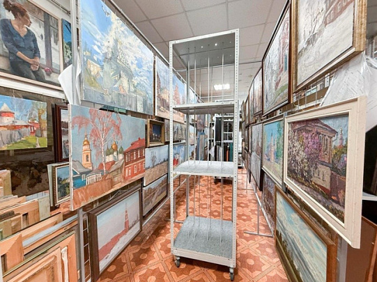 В Доме Озерова установили специальные стенды для хранения картин