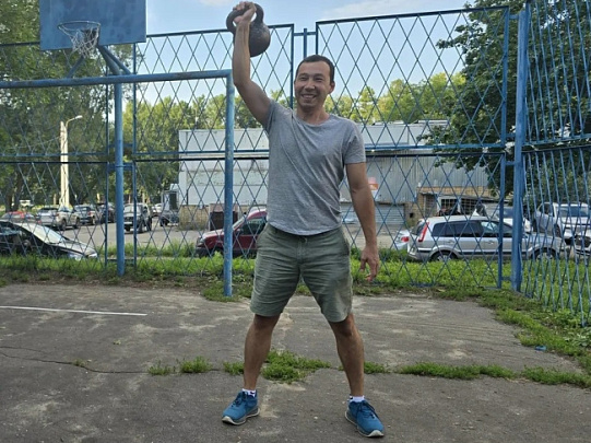 Двор дома №65 на улице Ленина превратился в импровизированный стадион 