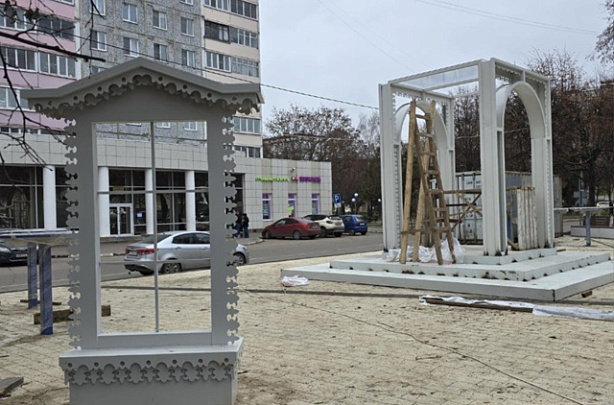 В сквере имени адмирала Горшкова устанавливают необычную фотозону в стилистике резных наличников
