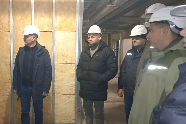 На территории больничного городка в Озёрах продолжается ремонт