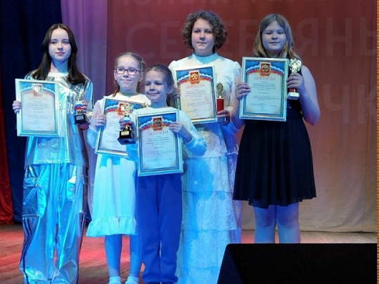 Юные солистки вокальной группы "Переменка" приняли участие в конкурсе "Серебряные звёздочки"