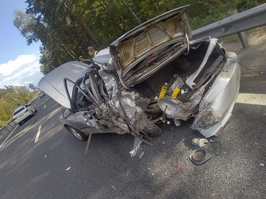 В Луховицах на легковую машину наехал грузовик