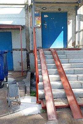 В Коломне на улице Сапожковых привели в порядок входные группы двух подъездов дома №10 