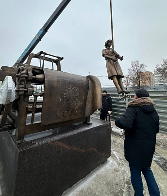На площади Коммунистической устанавливают памятник Озёрским текстильщикам