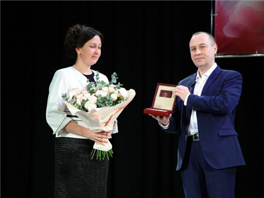 Мать тринадцати детей удостоена награды "Материнская слава" 